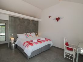 A bedroom with a bed and bedside table at Noflash Malpal in Bishop Sutton