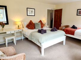 A bedroom with a double bed and a single bed at Bush Nook House in Brampton