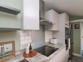 A kitchen with a cooker and a toaster at Moot Cottage Driffield