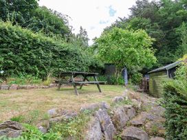 A garden with a table and benches at 5 Hollins Cottages in Whitby