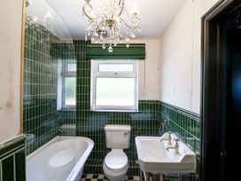 A bathroom with a bathtub, toilet, and sink at Annexe Colchester