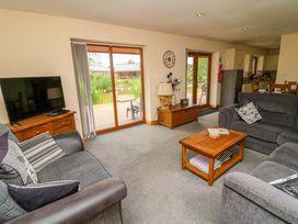 A living room with sofas and a television at Sunnyside Lodge in Thorpe-On-The-Hill
