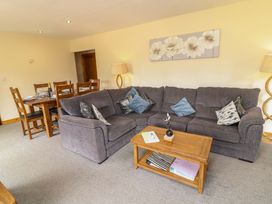 A living room with a sofa and coffee table at Sunnyside Lodge in Thorpe-On-The-Hill