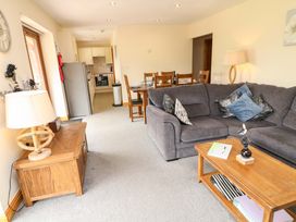 A living room with a sofa and coffee table at Sunnyside Lodge in Thorpe-On-The-Hill