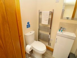 A bathroom with a toilet, hand basin, towel radiator at Sunnyside Lodge in Thorpe-On-The-Hill