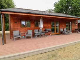 An outdoor seating area with table and chairs at Sunnyside Lodge, Thorpe-On-The-Hill