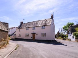 A house on a corner road at Vine Cottage in Cheltenham