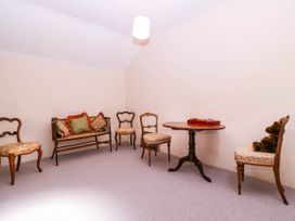 A sitting room with a table and chairs at Vine Cottage in Cheltenham