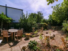 A garden with seating and plants at Vine Cottage in Cheltenham
