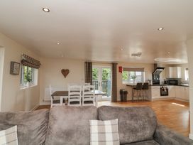 A living room with a dining area and kitchen at James Ville Marina Lodge 10, Brigg