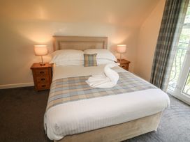 A bedroom with a bed and bedside lamps at James Ville Marina Lodge 10 in Brigg