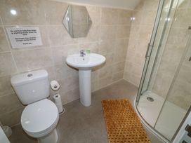 A bathroom with a shower, toilet, and sink at James Ville Marina Lodge 10 in Brigg