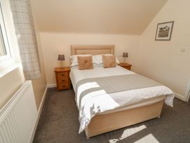 A bedroom with a bed and nightstand at James Ville Marina Lodge 10 in Brigg