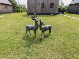 A deer and stag sculpture in a grassy area at James Ville Marina Lodge 10 in Brigg