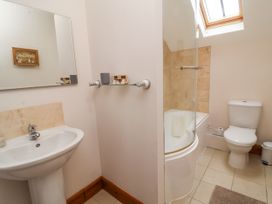 A bathroom with a sink, toilet, and bathtub at Lane End North Molton