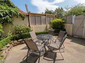 A garden with a table and chairs at Scalby Grove Cottage in Scalby