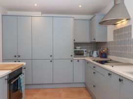 A kitchen with cabinets and appliances at Jams in Lympstone
