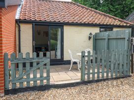 An outdoor area with a table and chairs at The Kiln in Mendham near Harleston