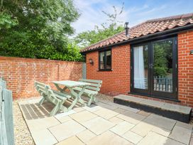 A garden with a table and chairs at The Golden Cross in Mendham near Harleston
