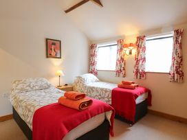 A bedroom with two twin beds at The Golden Cross in Mendham near Harleston