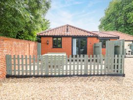 A garden with a table and chairs at The Golden Cross in Mendham near Harleston