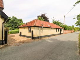 A bungalow on a gravel road at The Golden Cross mendham near Harleston