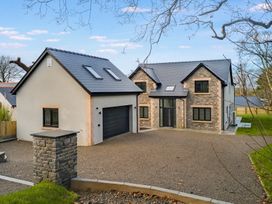 A house with garage and driveway at Ty Landsker in Milford Haven