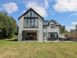 A house with patio and garden area at Ty Landsker in Houghton near Neyland