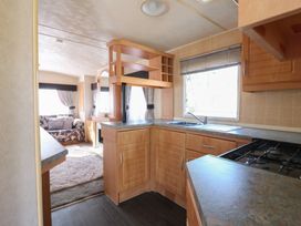 A kitchen with a sink and stove at the Caravan in Northampton