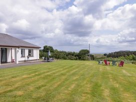 An outdoor area with lawn and seating at Ard Na Mara