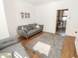 A living room with a sofa and rug at Lonsdale Street