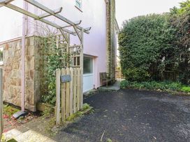 An outdoor area with pathway and greenery at Mini Mena in St Austell