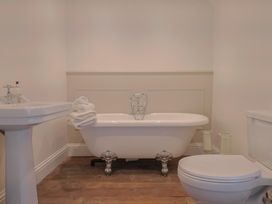 A bathroom with a bathtub, toilet, and sink at 46 North Street Stoke-Sub-Hamdon, Somerset