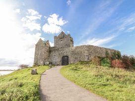 A castle with a pathway leading to the entrance at Kate's Cottage in 