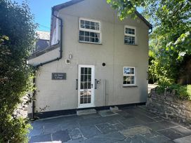 A house exterior with a door and windows at St. James Cottage in Liskeard