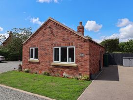 A house with garden and driveway at Dan’s Holiday Cottage in Driffield