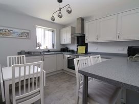 A kitchen with a dining table and chairs at Dan’s Holiday Cottage in Driffield