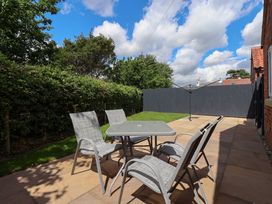 A garden with a table and chairs at Dan’s Holiday Cottage in Driffield