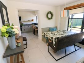 A dining room with a table and chairs at Just A Cottage St Florence