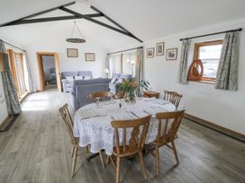 A dining room with a table and chairs at Owl Barn in Banbury