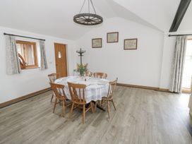 A dining room with a table and chairs at Owl Barn in Banbury