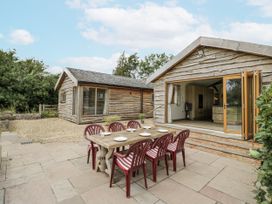 An outdoor area with a table and chairs at Owl Barn in Banbury