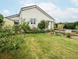 A house with a garden and lattice structure at 1 Maes Y Ffynnon Llandegfan