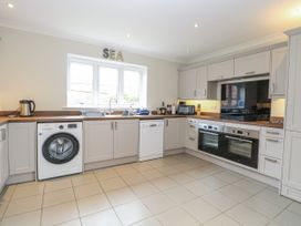 A kitchen with appliances and cabinets at Woodlark