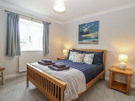 A bedroom with a bed and bedside tables at Woodlark