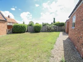A garden with grass and hedges at Woodlark