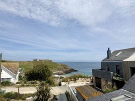 A view of the ocean and houses at Crows Nest in St Ives