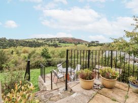 A garden with seating and planters at The Hayloft in Bodelwyddan