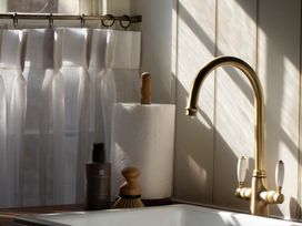 A kitchen scene with a faucet and sink at Apartment 2, 86 Dyer Street Cirencester