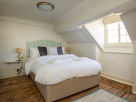 A bedroom with a bed and bedside lamps at Apartment 2, 86 Dyer Street Cirencester